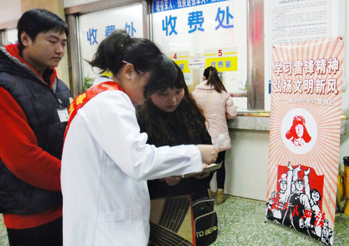 志愿服务的医务工作者正在为患者提供咨询